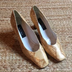SNAKESKIN STUART WEITZMAN SQUARE HEELS 8.5